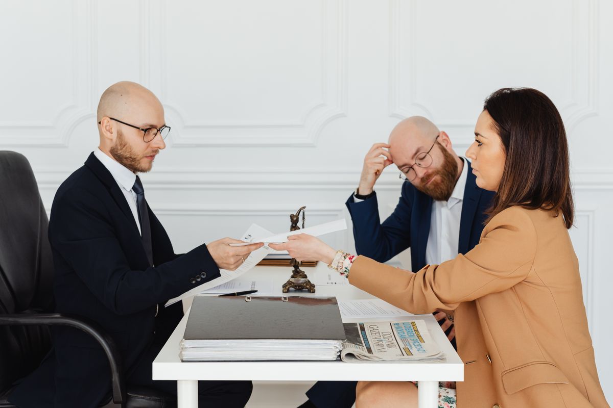 Blog droit des étrangers : avocat recevant un client dans son bureau