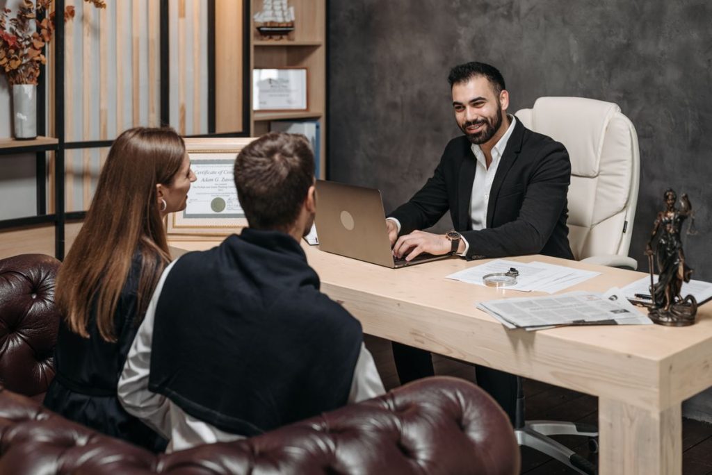 Avocat en rendez-vous avec ses clients