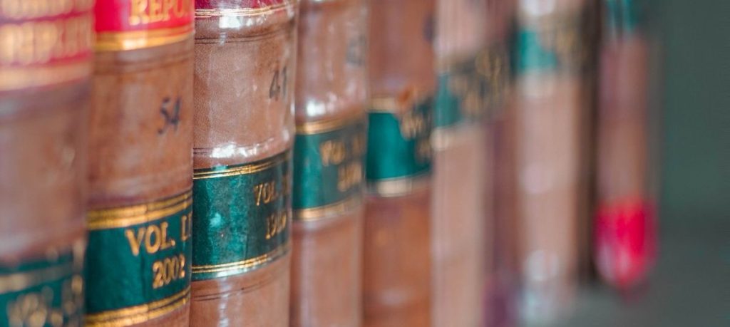 Plateforme de rendez-vous avec un avocat : rayonnage de livres de droit