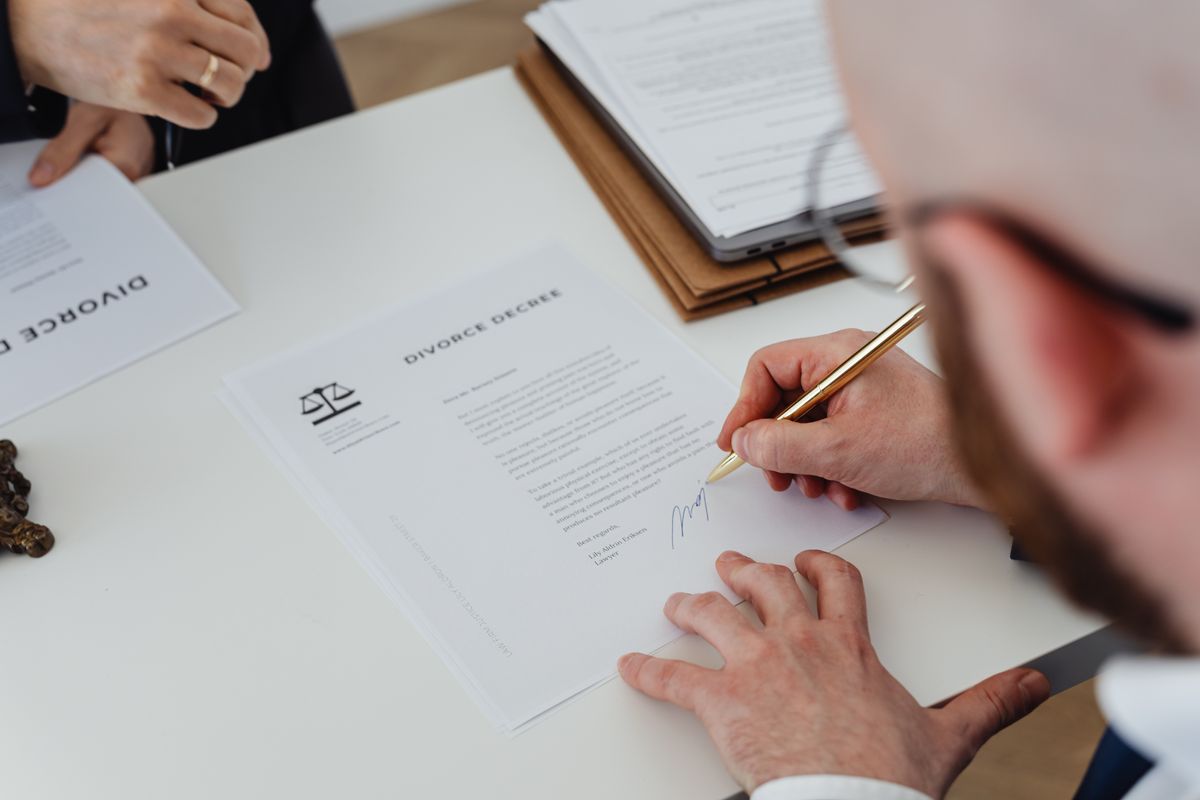 Lire la suite à propos de l’article Comment faire face à un problème juridique en droit du travail avec l’aide d’un avocat : astuces et recommandations