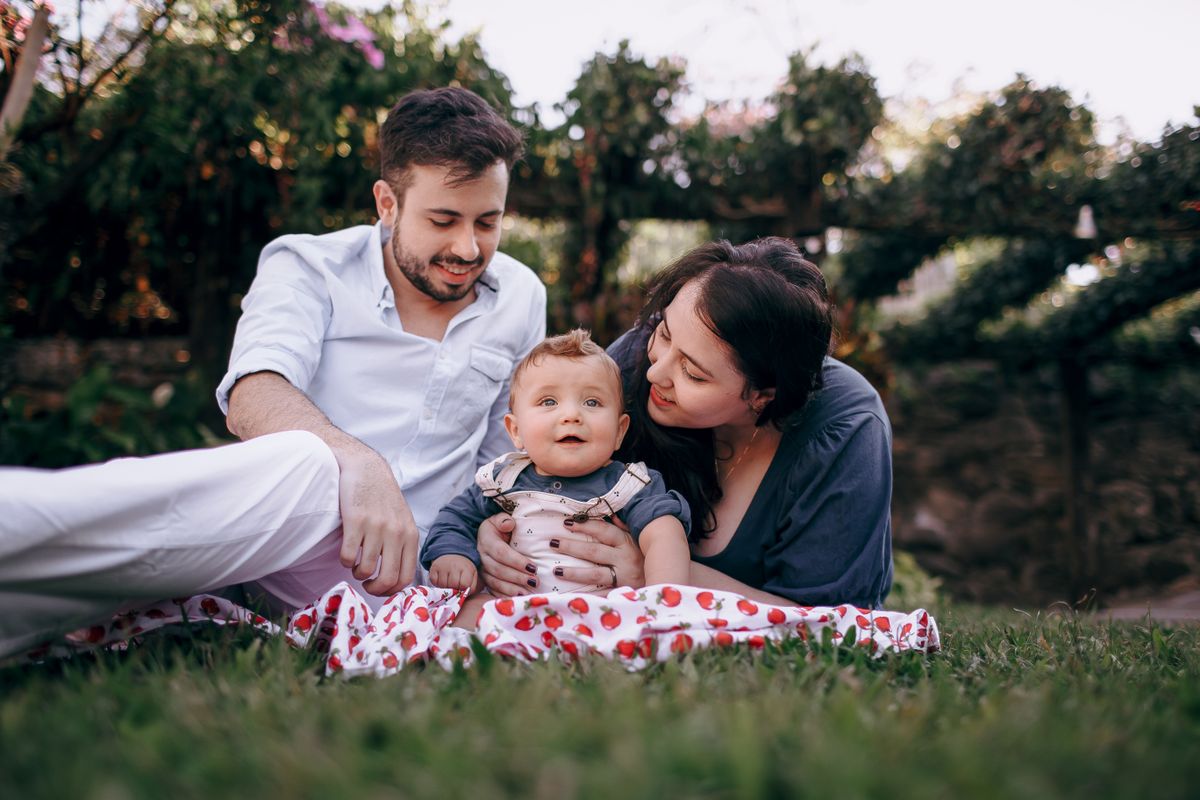 Parents et enfant en famille