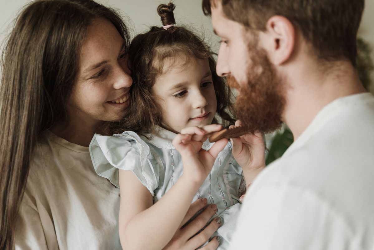 Parents et enfant en famille