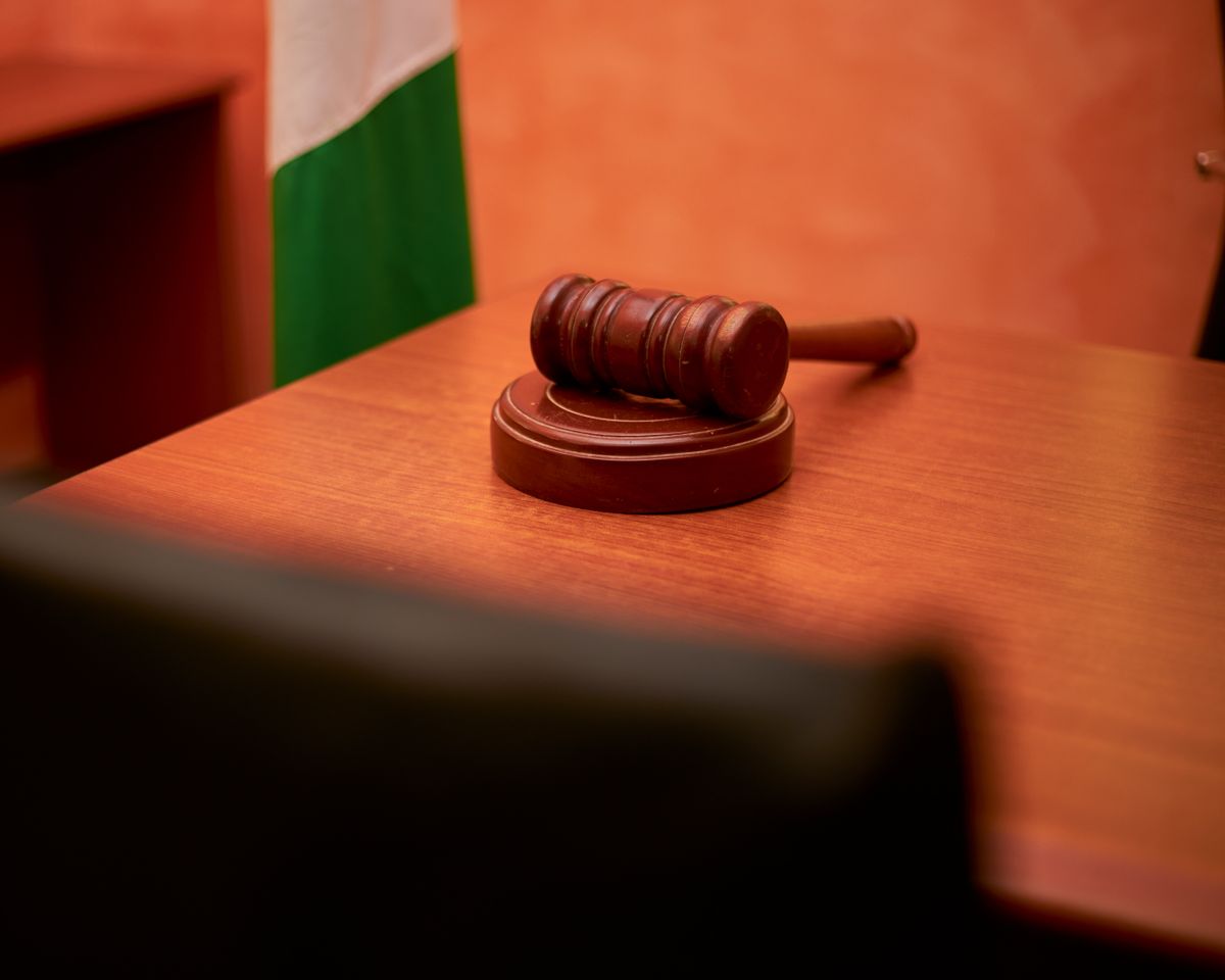 Marteau de juge posé sur un bureau