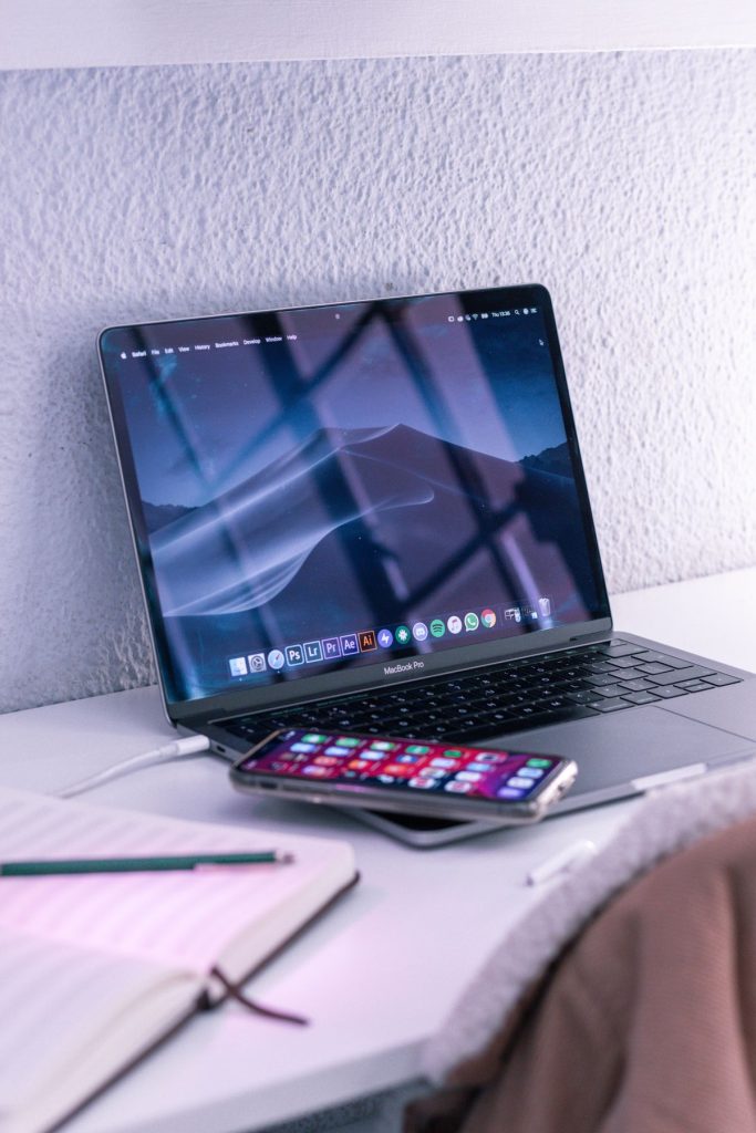 Ordinateur portable et smartphone, outils numériques